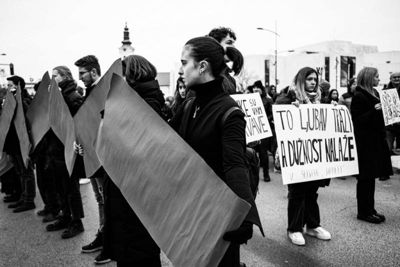 A szerbiai etnikai kisebbségi politika és a civilek helyzete november 1. után különösen érdekes és összetett kérdéskört ölel fel. Az etnikai kisebbségek jogainak védelme, valamint a civil társadalom szerepe a politikai diskurzusban alapvető fontosságú. No