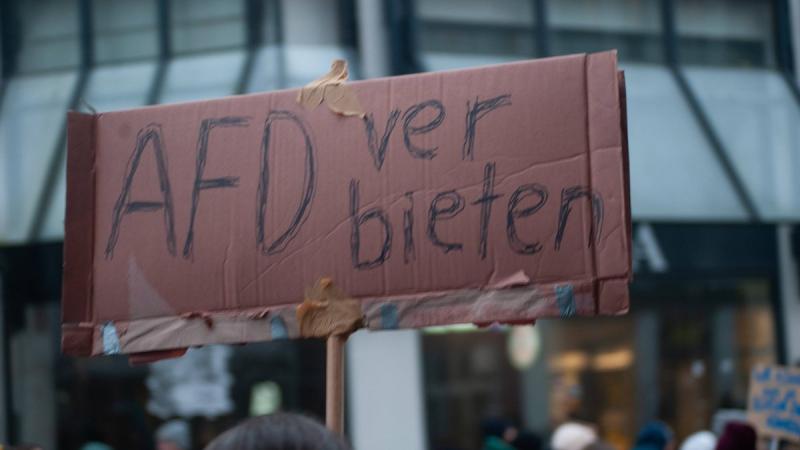 Németország különböző városaiban újabb demonstrációk zajlottak a szélsőjobboldali eszmék ellen, amelyeket széleskörű társadalmi támogatás övezett.