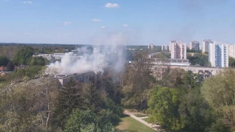 Hatalmas füstfelhők borították be az egyik Böszörményi úti társasház környékét, ami miatt két város tűzoltói is azonnal a helyszínre siettek. A lánglovagok gyorsan megkezdték a tűzoltást, hogy megakadályozzák a helyzet tovább súlyosbodását. A drámai esemé
