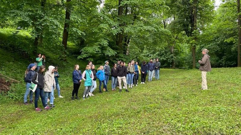 Egy izgalmas workshop veszi kezdetét az arborétumban, melyet Péter Alpár irányít.