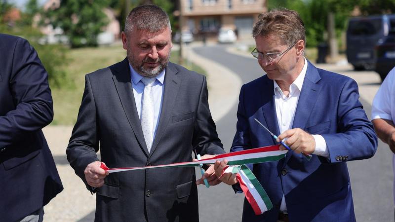 A közintézmények felújítása után Besenyőtelken a figyelem most az útfelújításokra irányult, amelyek célja a település közlekedési infrastruktúrájának javítása. A munkálatok már megkezdődtek, és a lakosok örömmel tapasztalják a változásokat. A felújított u
