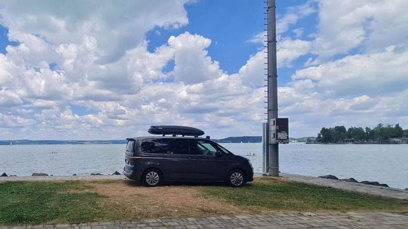 A Balaton partján álló mólón egy rejtélyes, kéklámpás kormányzati kisbusz parkolt, amikor hirtelen, egy hangos puffanással megrongálták.