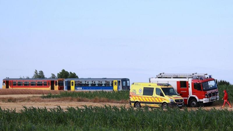 Egy férfi a síneken feküdt, amikor a vonat elgázolta. Az utasokat pótlóbuszokkal szállították a baleset helyszínéről.