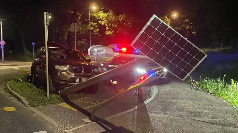 Egy figyelmetlen sofőr kidöntött egy közlekedési táblát, és az eset következtében egy BMW jármű beszorult a tábla és az út szélén lévő korlát közé a 82-es főúton. A helyszínen készített fotók tanúsítják a baleset súlyosságát és a jármű sérüléseit.