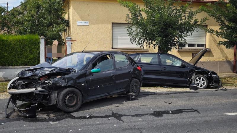 Újabb baleset történt Celldömölkön, ahol két gépjármű ütközött össze. A helyszínen készült fotók is tanúskodnak a baleset súlyosságáról.