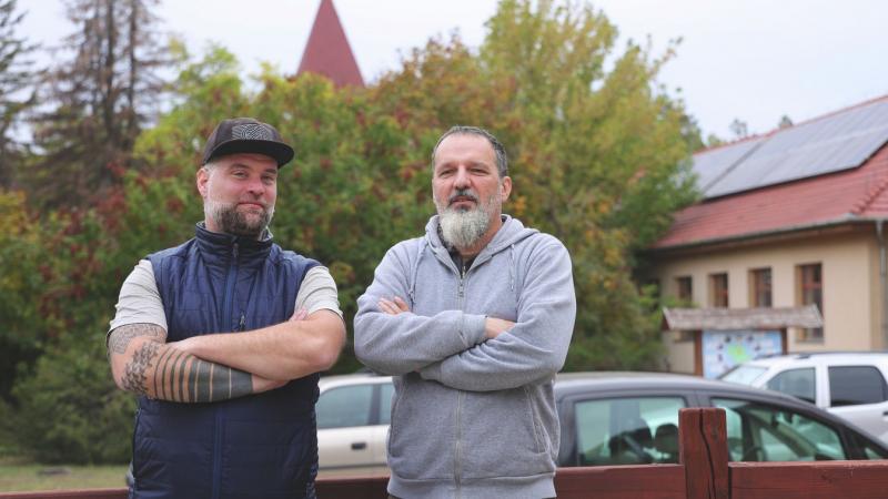 Barátok élénk eszmecserébe kezdtek az étterem hangulatos sarkában az ásotthalmi önazonossági rendeletről, miközben a tálalóban illatozó ételek körül zajlott a diskurzus.