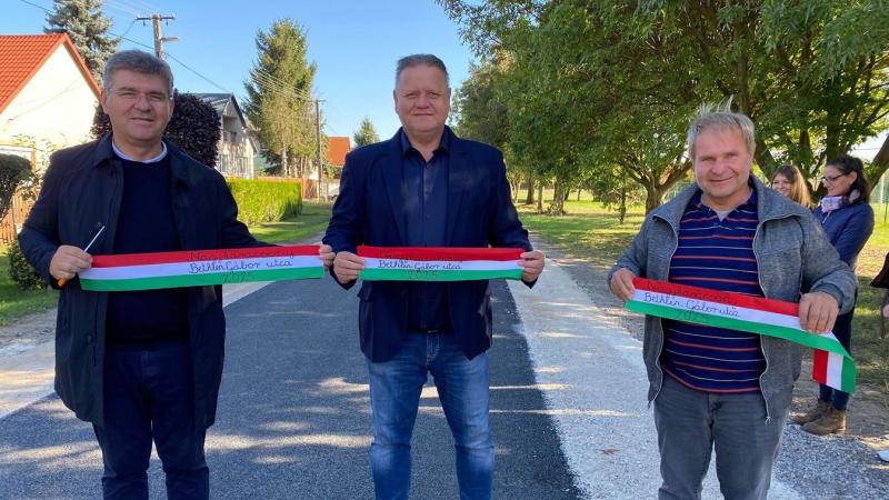 Ünnepélyesen átadták az újonnan felújított utat - a Magyar Falu Program keretében végrehajtott 26 millió forintos fejlesztés örömteli esemény a helyi közösség számára.