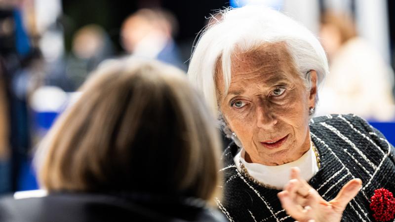 Lagarde: az EU gazdasága és jóléte válságos helyzetben van

Christine Lagarde figyelmeztetése szerint az Európai Unió gazdasági helyzete és társadalmi jóléte komoly kockázatokkal néz szembe, és egy lehetséges összeomlás határvonalán egyensúlyoz. Az EU vez