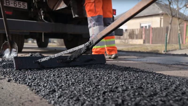 Az idei év útfelújításai számokban kifejezve: 🚧✨

- **Újonnan felújított szakaszok**: 150 km
- **Befektetett összeg**: 2,5 milliárd forint
- **Használatba vett új technológiák**: 5
- **Megújult hidak száma**: 20
- **Környezetbarát anyagok aránya**: 40%
- 