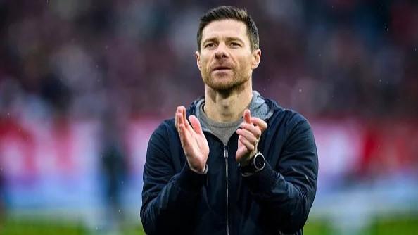 A Leverkusen optimistán tekint a jövőbe, és bízik abban, hogy Xabi Alonso továbbra is a csapat élén marad.