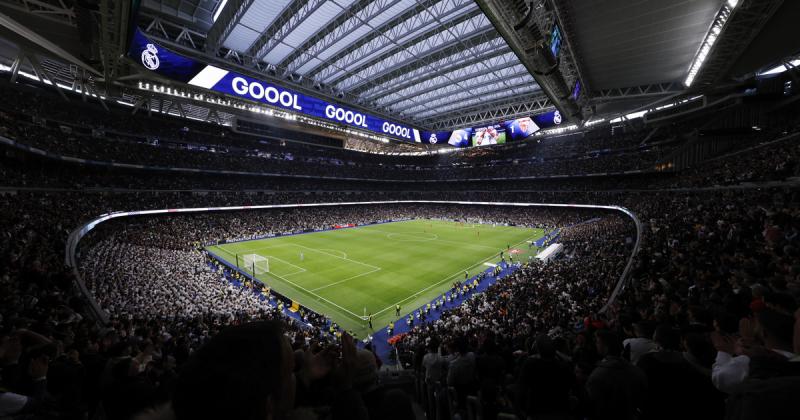 A Real Madrid stadionjának névváltoztatása egy izgalmas és vitatott téma. Az ikonikus Bernabéu Stadion neve sok szurkoló szívében él, de a klub vezetése új lehetőségeket mérlegelhet, amelyek tükrözhetik a modernizációt és a globális sportpiac igényeit. A 