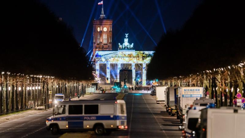 Maszkot viselő fiatalok petárdát robbantottak egy piros lámpánál parkoló rendőrautóra Berlin szívében.