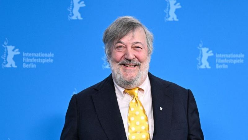 Stephen Fry lovagi címet érdemelt ki, míg Kazuo Ishiguro a brit becsületrend rangos tagjává vált.