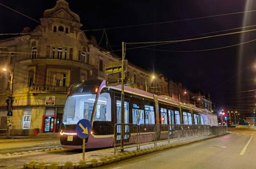 Petárdák robbanása rázta meg a temesvári villamost, amikor a fiatalok spontán bulizni kezdtek. Az utasok között meglepettség és izgalom keveredett, ahogy a hangos petárdák felzendültek, és a színes fények táncoltak a sötétben. A villamos, amely a város sz