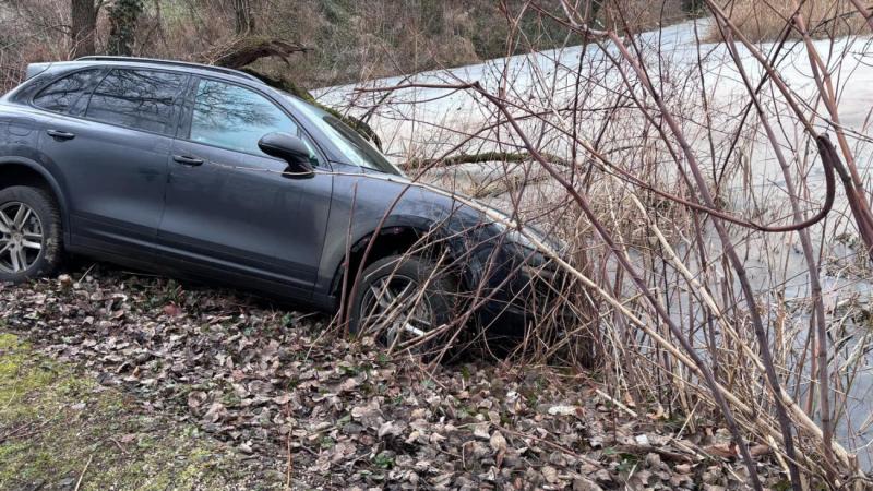 Egy terepjáró váratlanul a Feneketlen-tó vizébe csúszott Gödön - nézd meg a képeket!