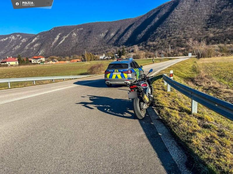 Sajnos tragikus baleset történt, melyben egy húszéves nő életét vesztette, miután lezuhant a motorkerékpárról. Az eset részletei még nem tisztázottak, de a hatóságok vizsgálják a körülményeket.