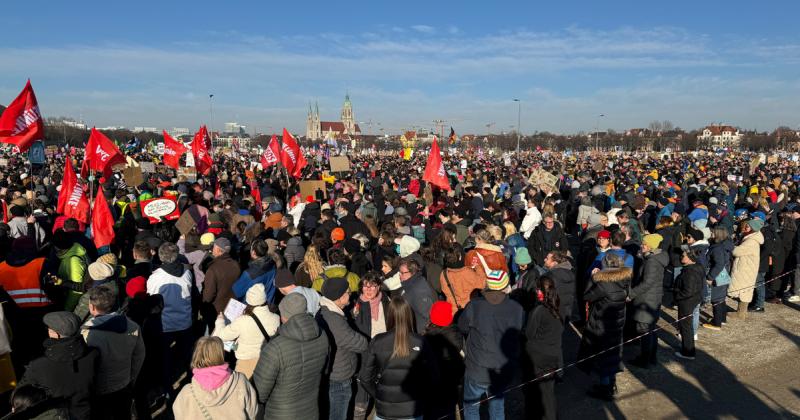 Münchenben legalább 200 ezer ember gyűlt össze, hogy kifejezze ellenállását a szélsőjobboldali AfD párt politikája ellen, mindezt a német választások küszöbén. A demonstráción részt vevők színes transzparensekkel és lelkes rigmusokkal fejezték ki nézeteik