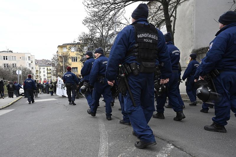 Erős rendőri jelenlét kísérte figyelemmel a szombati budapesti demonstrációkat, amelyek békés légkörben zajlottak.