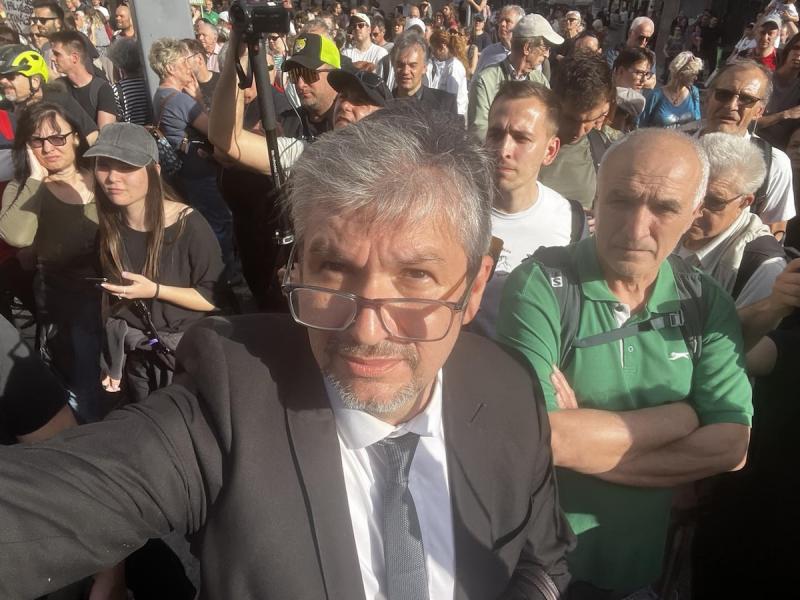 **Tiltott Híd vagy Szabad Tér: Hadházy Ákos Szavazást Hirdetett a Következő Tüntetésről**

Hadházy Ákos, a közélet ismert alakja, elindította a szavazást a következő demonstráció helyszínéről. A kérdés nem csupán a tér vagy híd megnevezése, hanem a szabad