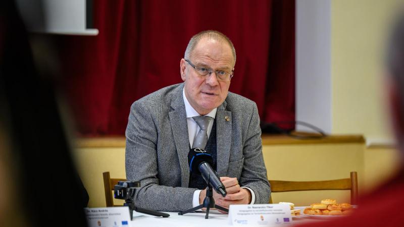 Navracsics Tibor véleménye szerint a kétharmados többség nem hozott magával önmérsékletet, ugyanakkor a Fidesz a 