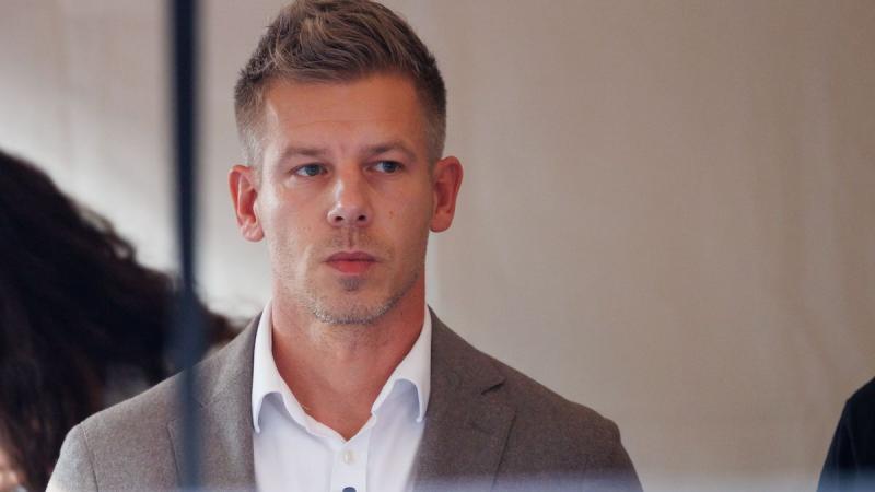 Péter, aki a nőkkel való kapcsolatok terén meglehetősen zűrzavaros időszakot él meg, egyre inkább a káosz peremére sodródik. Az érzelmek vihara, amelyet maga körül kavar, nemcsak őt, hanem a környezetét is érinti. Az őrjöngés, ami a szívében dúl, komoly k