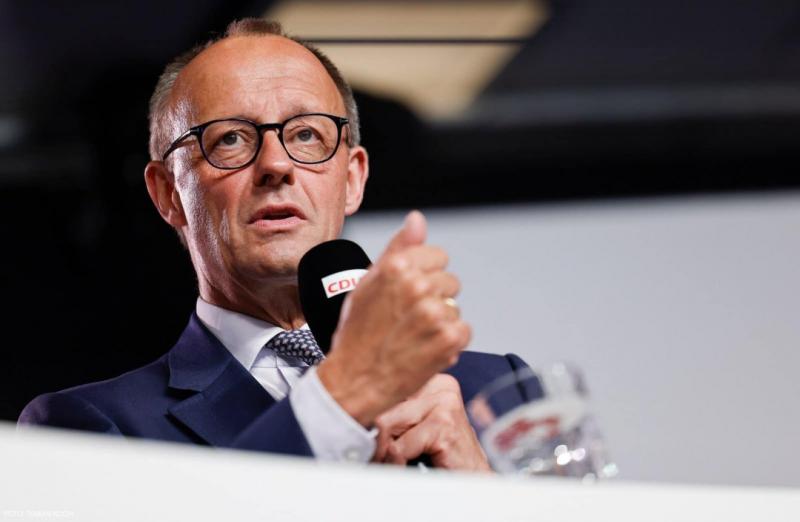 Friedrich Merz hangsúlyozta, hogy egyértelművé kell tenni, hogy Európa határozottan Ukrajna mellett áll. A politikus arra figyelmeztetett, hogy a kontinentális szolidaritás elengedhetetlen a jelenlegi kihívások kezelésében. Az üzenet célja, hogy megerősít