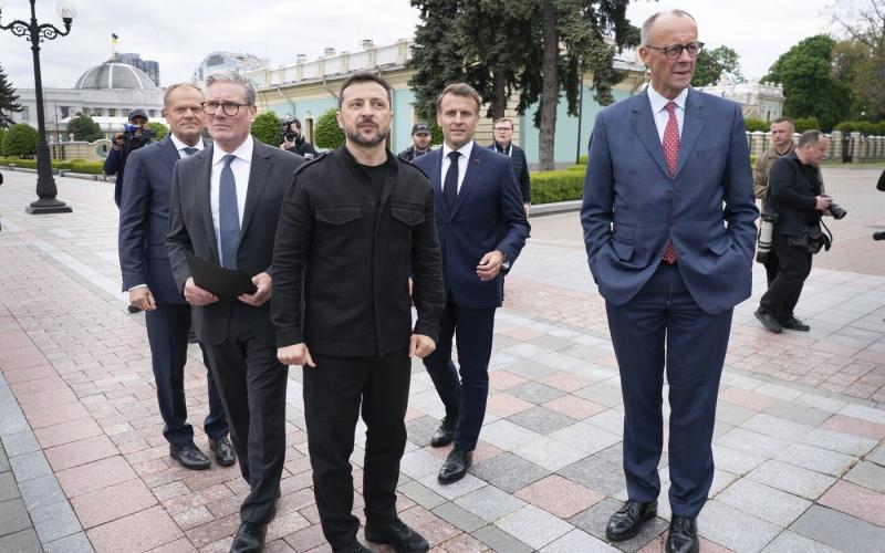 Zelenszkij és az európai vezetők egy hónapos tűzszünetet hirdettek, hogy lehetőséget biztosítsanak a béketárgyalásokra és a helyzet stabilizálására.