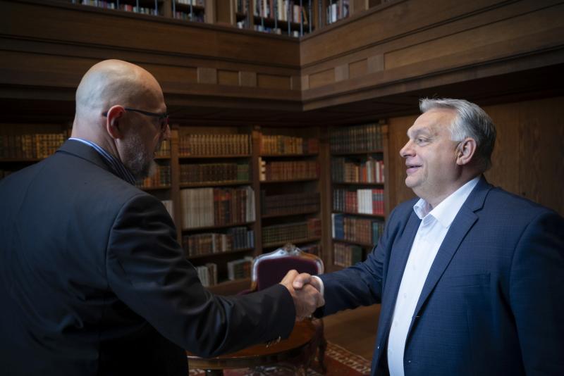Eső után köpönyeg: Orbán ma már kifejezi elégedettségét, amiért Romániának nem lett magyarellenes elnöke.