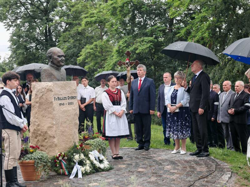 Pünkösd második napján Kézdiszentléleken különleges esemény zajlott, amikor Magyarország elnöke történelmi látogatást tett a településen. Az esemény nem csupán a helyi közösség számára volt jelentőségteljes, hanem a két ország közötti kapcsolatok erősítés