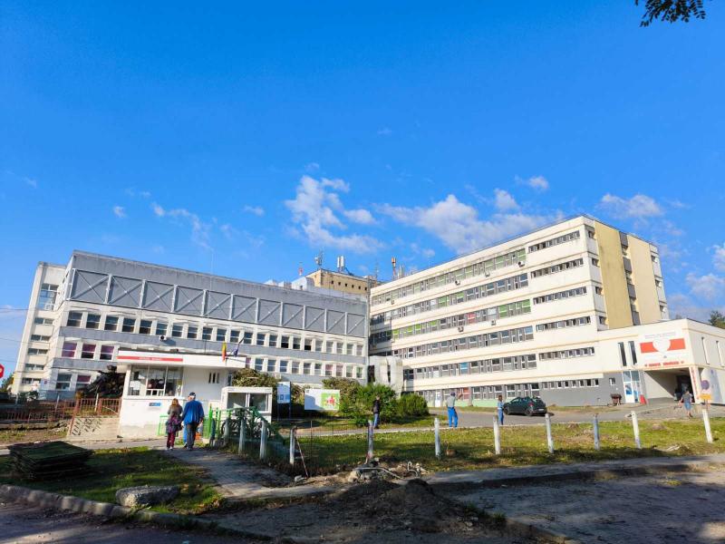 A csíkszeredai kórház két épületszárnyának földrengésbiztos kialakítása érdekében innovatív megoldásokat alkalmaznék, hogy a betegek és a személyzet biztonságát maximálisan garantálhassuk. Az épületek megerősítése érdekében modern technológiákat és anyago