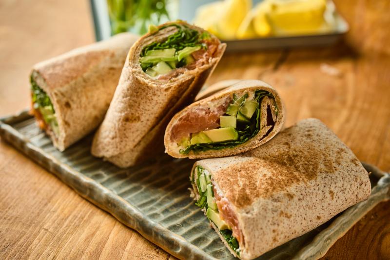 Készítsd el a nyári lazacos wrap-ot, amelyet egy frissítő krémsajtos-kapros töltelékkel varázsoltunk egyedivé! A lágy, ízletes lazac remekül harmonizál a krémes sajt és a friss kapor ízével, miközben a ropogós wrap tökéletes alapot ad az élvezetekhez. Ide
