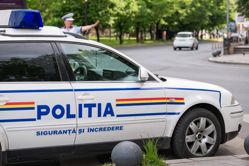 Egy román férfi egy ellopott mentőautóval száguldott az utcákon, amikor a rendőrök olyan módon állították meg, ahogyan azt csak a mozifilmekben látni lehet.