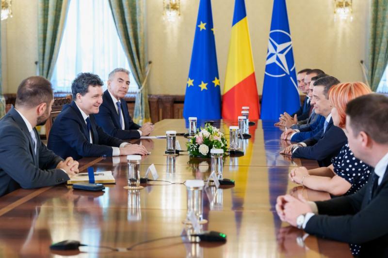 Paul Stănescu hangsúlyozta, hogy a PSD-nek sürgősen mérlegelnie kell, hogy kívánja-e folytatni kormányzási szerepét. Az elemzések és a politikai helyzet alakulása alapján elengedhetetlen, hogy a párt vezetése világos döntést hozzon a jövőjét illetően.