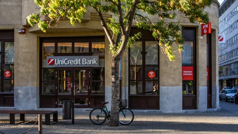 Az UniCredit kiemelkedő rekordnyereséget könyvelhetett el, miközben az árfolyama meredeken emelkedik.