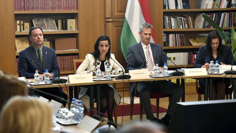 Az Idősek Tanácsa ülésezik, miközben a kormány harcot vív a 13. havi nyugdíj és a rezsiköltségek csökkentésének megőrzéséért.