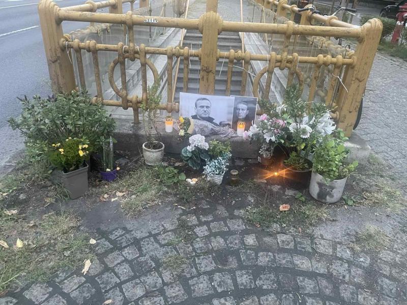A rendőrség sikeresen azonosította és elfogta azt a személyt, aki vandalizálta a Navalnij-emlékhelyet az orosz nagykövetség közelében.