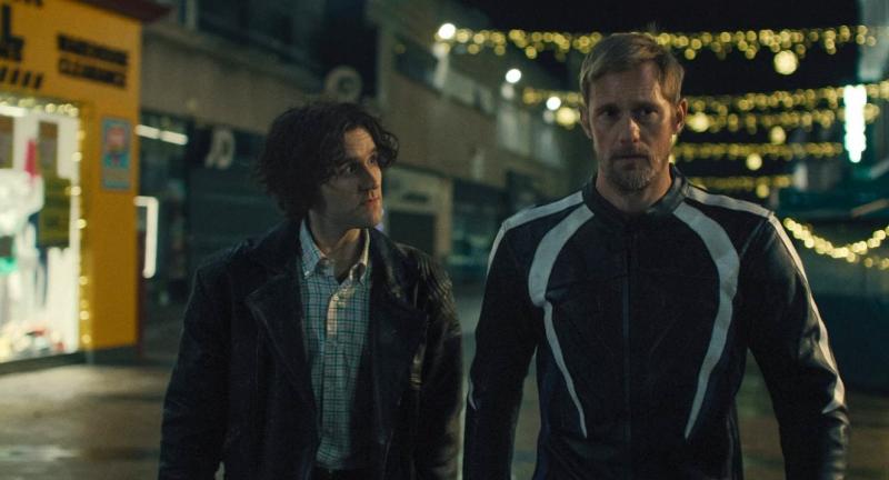 Alexander Skarsgard legújabb filmje, egy meleg románcos BDSM-vígjáték, izgalmas előzetest kapott, amely máris felkeltette a nézők érdeklődését – számol be róla a Mafab.hu.