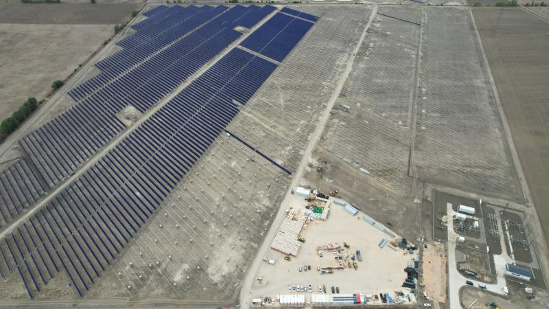 Felfedeztük a hi-tech hódmezővásárhelyi napelemparkot, ahol a jövő fenntartható energiáját állítják elő.