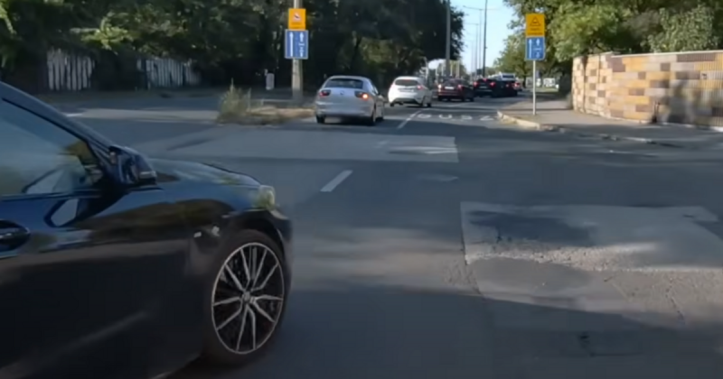 Kanyarodás közben egy BMW elütött egy rollerrel közlekedő fiatalot.