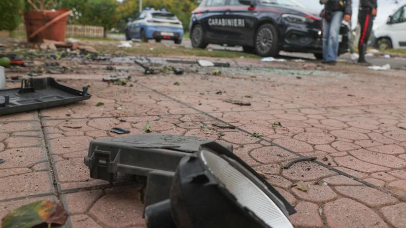 Olaszországban robbanás rázta meg a sajtó világát, miután egy oknyomozó újságíró autóját felrobbantották. Az eset súlyos aggodalmakat vet fel a sajtószabadság védelméről és a kriminalizált újságírásról. Az elkövetők kiléte egyelőre ismeretlen, de a hatósá