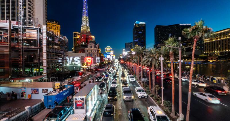 A milliárdos politikus óriási sikert aratott, amikor megnyerte a főnyereményt Las Vegasban, egy hihetetlen összeggel gazdagodva. Az esemény mindenkit meglepett, hiszen a szerencsejáték világában ritka az ilyen mértékű nyeremény.