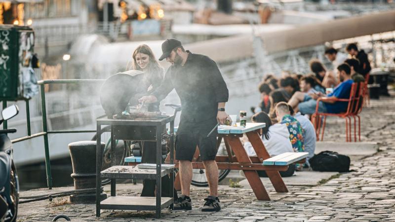 Karácsony Gergely egy különleges rakparti vacsorára invitálta Orbán Viktort, aki a kihelyezett grillsütő mellett ámuldozott a látványon.